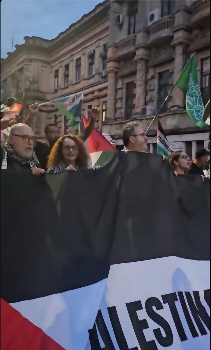 MatSchilling's tweet image. Enquanto israelenses choram vítimas do terrorismo, o PSOL escolhe posar com a bandeira do Hamas.

Esse é o ‘humanismo’ da esquerda: apoiar grupo terrorista que assassina inocentes e busca o genocídio do povo judeu.

Vergonha nacional.