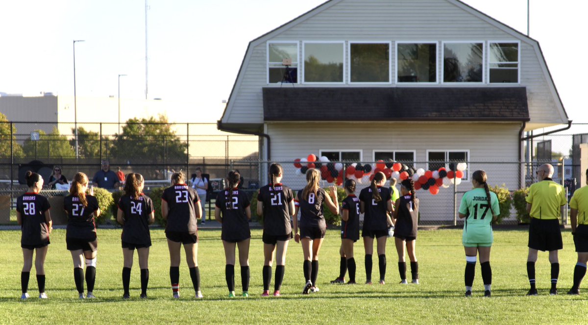 Pictures from Senior Night ✨📸

Excited and grateful that the Lady Barons were able to celebrate Lur Pagaldai-Imaz, June Rodriguez-Cano, and Annie Schweitzer on their special day!