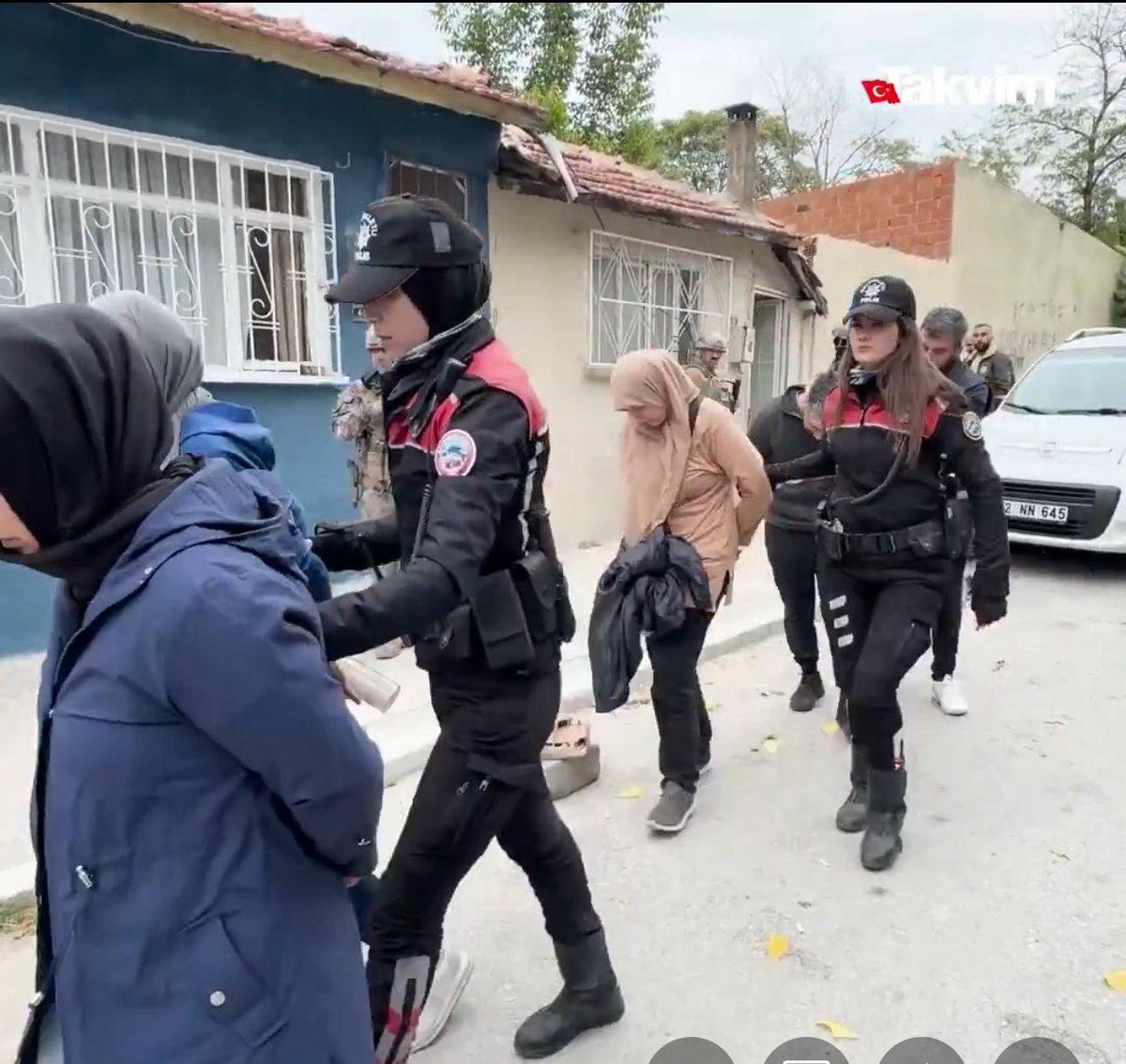 Devir tersine döndü. Senin başörtülü bacın başını açmadan okudu. Bak şimdi de iki başörtülü bacısını ters kelepçe ile derdest ediyor !!! Yaparsa AKP yapar !