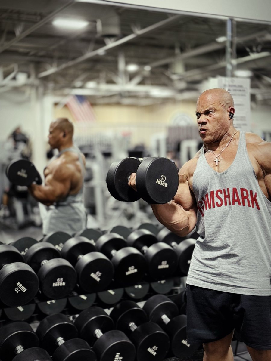 PHILHEATH's tweet image. Decided to train some arms. 

It&apos;s been five years since I have done a comp. Retirement has been wild yet rewarding in different areas of life. 

I&apos;m now 235-240lbs which I would normally be 275-280. 

Increased mobility. Just don&apos;t ask me to run long distances 🤣

Much better…