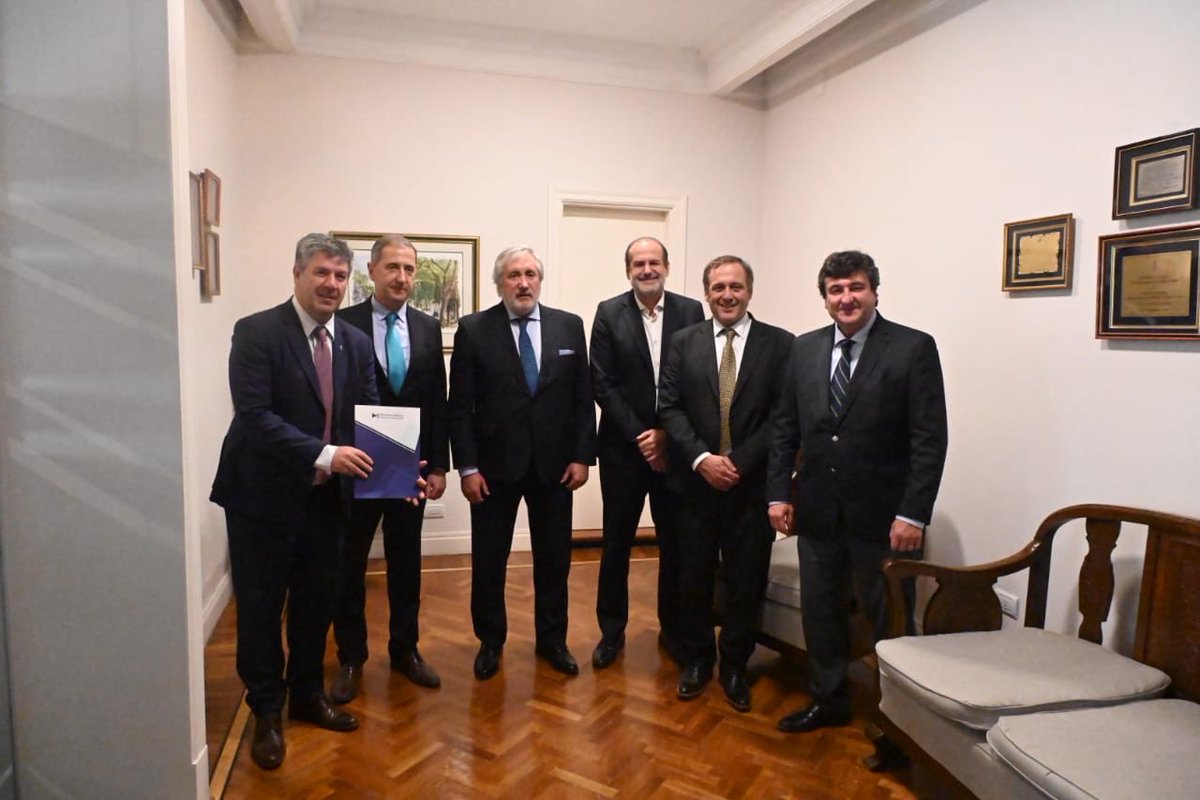 Hoy avanzamos con un paso muy importante: firmamos un convenio con el Procurador General de la Provincia, Julio Conte-Grand, para llevar capacitaciones a nuestros clubes de barrio.