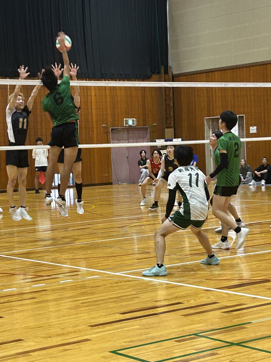 NUVC1's tweet photo. 男子部です！
9月27、28日に秋季信越大会に出場しました
1日目　対新潟医療福祉大学　1-2
             対長野大学　2-1
2日目　対松本大学　0-2
             対信州大学　0-2

今回の反省点を見直し、秋季北信越大会に挑みたいと思います！引き続き応援よろしくお願いします🏐 https://t.co/cSV3LwDeHP