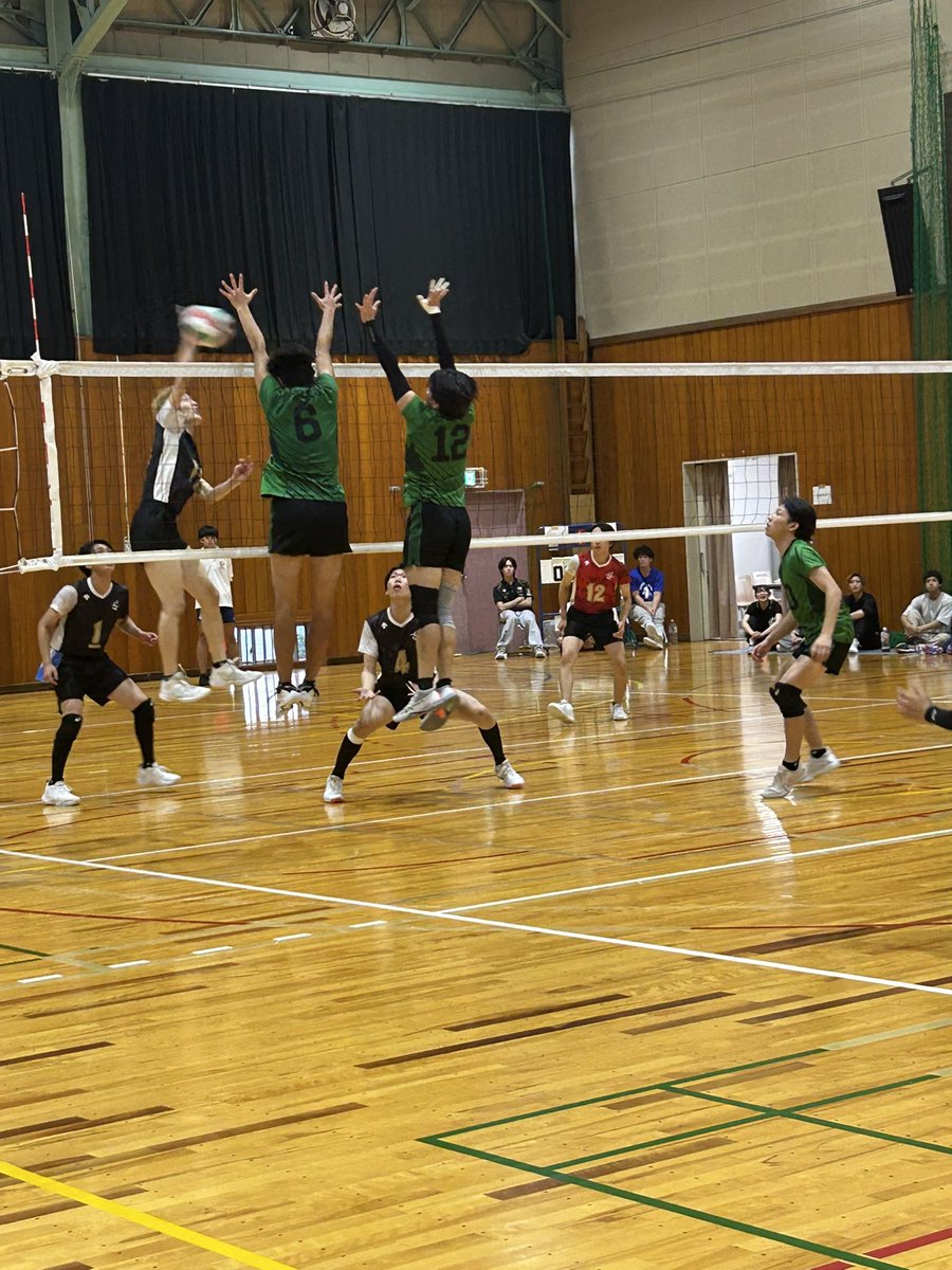 NUVC1's tweet photo. 男子部です！
9月27、28日に秋季信越大会に出場しました
1日目　対新潟医療福祉大学　1-2
             対長野大学　2-1
2日目　対松本大学　0-2
             対信州大学　0-2

今回の反省点を見直し、秋季北信越大会に挑みたいと思います！引き続き応援よろしくお願いします🏐 https://t.co/cSV3LwDeHP