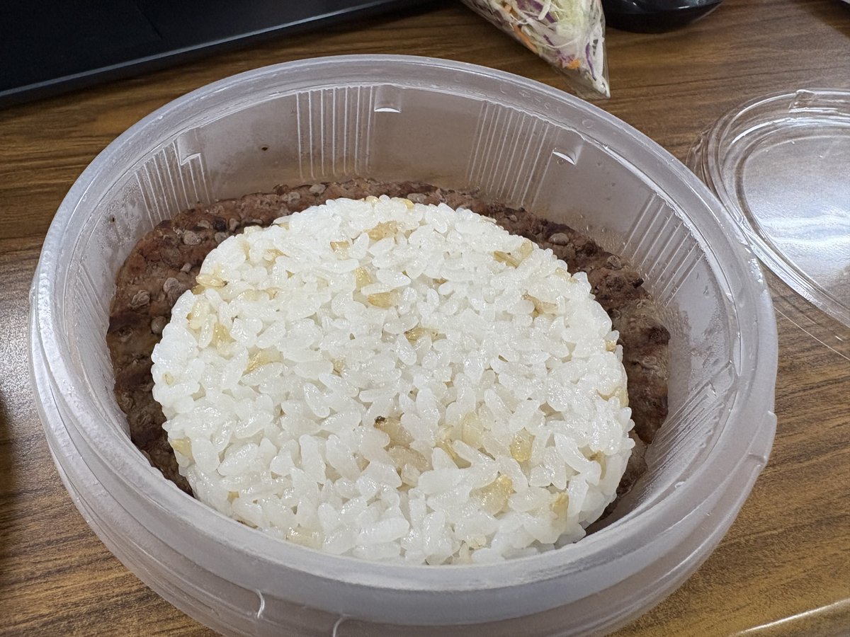 おはようございます 今日の大阪の天気はくもり☁ ネットで話題になってた「ライス オン ザ ビーフ」 バーガーキングさんのパティの上にライスが乗っている斬新な見た目😉  ビーフパティを堪能できてめっちゃ美味しかったです🤤 #企業公式相互フォロー祭り #企業公式が毎朝 ...