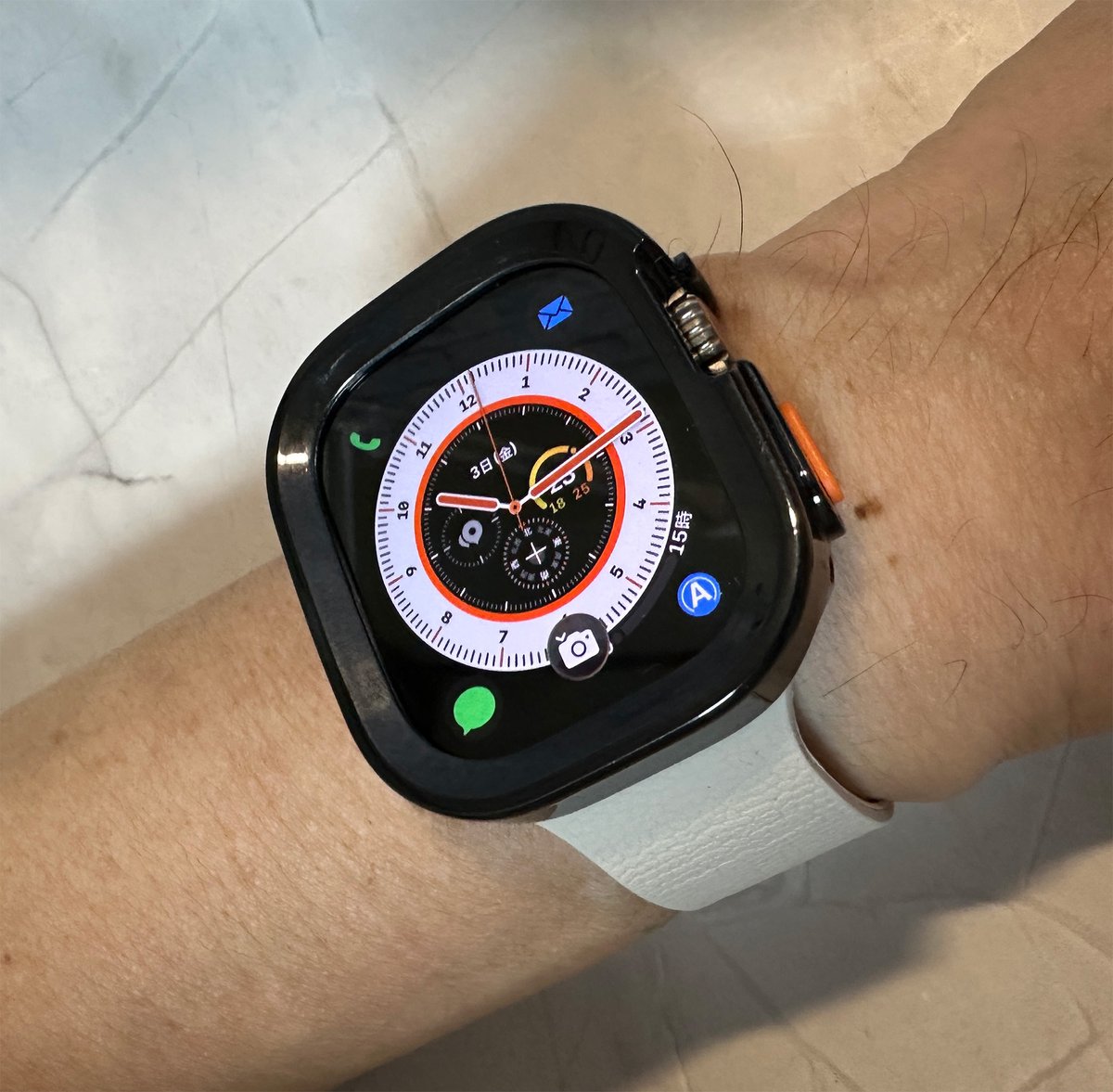 mactechlab's tweet image. 魔が差したか、気の迷いか（笑）愛用のApple Watch Ultraに二つ目のシリコン製バンパーを付けてみたが…。こちらの方が落ち着いていていいかな…。
#mactechlab