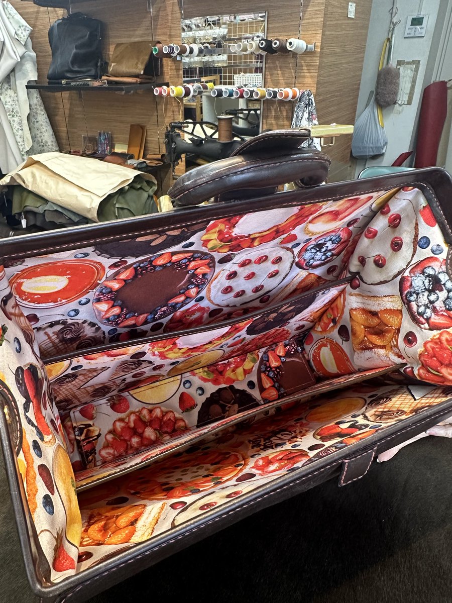 OutletAbc's tweet photo. 堅牢な革で仕立てたダレスバッグ。
クラシックな外観と、やわらかくカーブしたフォルム。
細部まで丁寧に仕上げています☺️

開けてびっくり──中はカラフルなスイーツ柄🍓🍫

職人技と遊び心が詰まった、店主の代表作✨
展示中も「欲しい！」の声が絶えません！ https://t.co/9N9jicRx1L