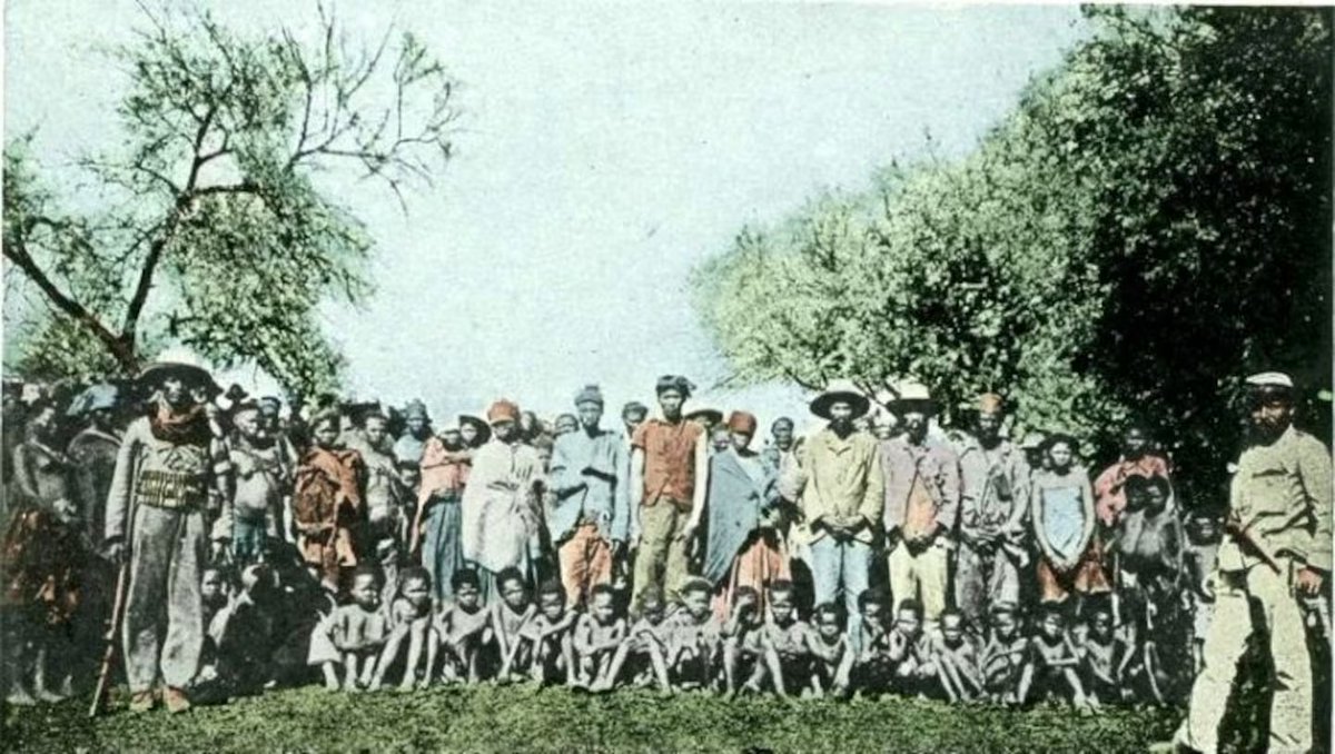 ElVolcanInforma's tweet photo. ¿El primer genocidio del SIGLO XX?
Entre 1904 y 1905 el general Lothar von Trotha, envió una orden de exterminio contra los pueblos #Herero y #Namas en territorio de lo que hoy es Namibia🇳🇦
Alemania 🇩🇪en más de 100 años no ha pedido disculpas como con el Holocaust0
- Mazapán https://t.co/Ysw6Rovozw