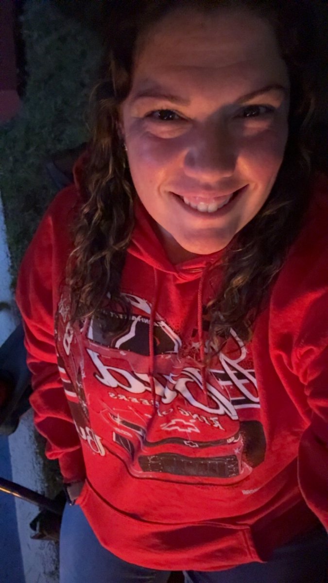 sarahscadoodle8's tweet photo. About to go walk around the @CLTMotorSpdwy infield reppin’ some @DaleJr @budweiserusa gear! 🍻 
#JRNation https://t.co/KHoiCkhJj3