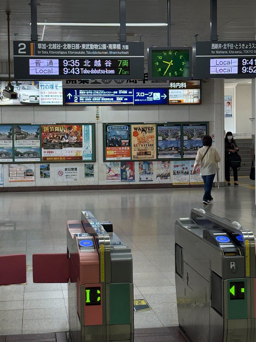 so__much's tweet image. 続いて渡部ロケハンの駅中広告ができました！

場所は先週配信を終えた谷塚駅の改札中に！　一週間限定なので今のうちに🫣

これからもデジタルコンテンツ×アナログ広告の可能性を探っていきます💡
少しずつ輪が広がっていけばいいなぁ！…