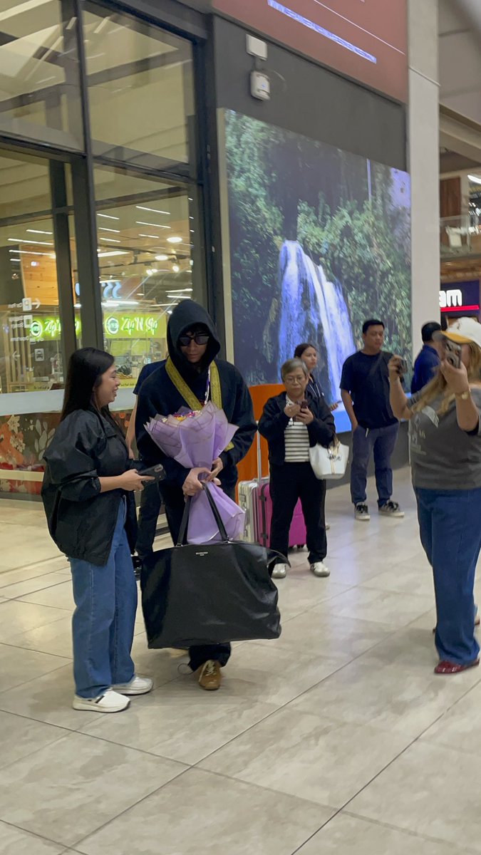 MiksBrentx's tweet photo. Welcome back to Cebu @brentymanalo  :) https://t.co/b7xIWQE4sI