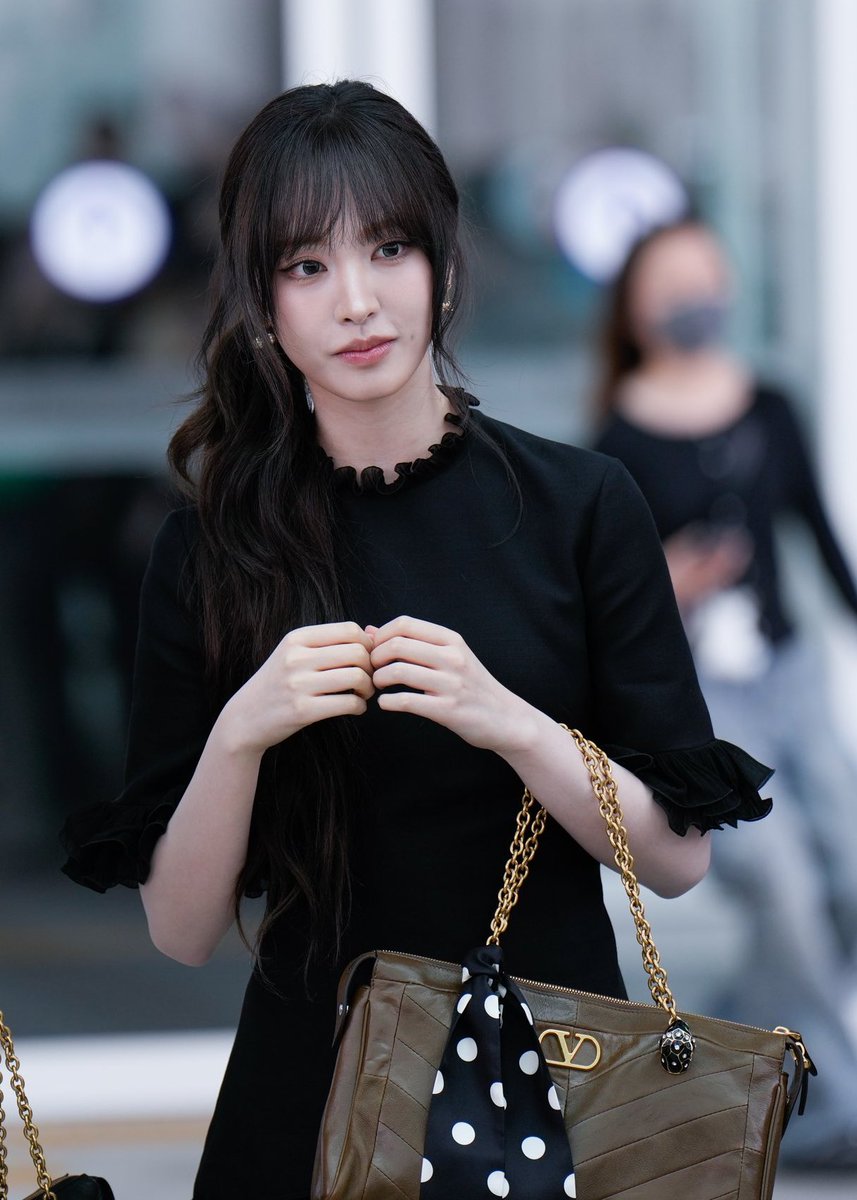 Make more separate posts and try not to spam to not get shadow banned 

LIZ to PARIS FASHION WEEK
#LIZtoPFW
#ValentinoSS26 #LIZ #PFW
<a href="/MaisonValentino/">Valentino</a> <a href="/IVEstarship/">IVE OFFICIAL</a>