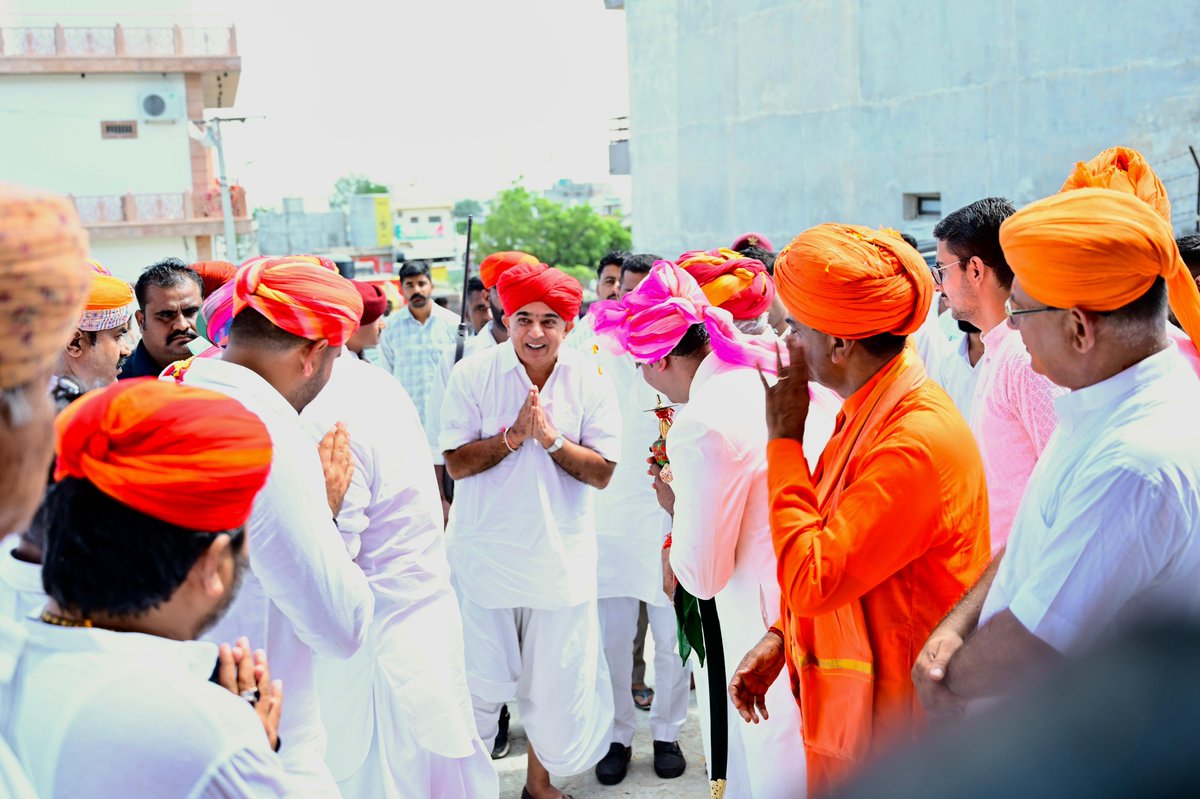 ManvendraJasol's tweet image. विगत दिवस विजयादशमी के पावन पर्व पर बाड़मेर में निकली पथ प्रेरणा यात्रा में सहभागी होना अद्भुत अनुभव रहा। यह यात्रा केवल एक आयोजन नहीं, बल्कि समाज को अनुशासन, एकता और साहस से जोड़ने का सशक्त संदेश है।

ऐसे कार्यक्रम हमारी सांस्कृतिक धरोहर और आध्यात्मिक मूल्यों को नई ऊर्जा देते…