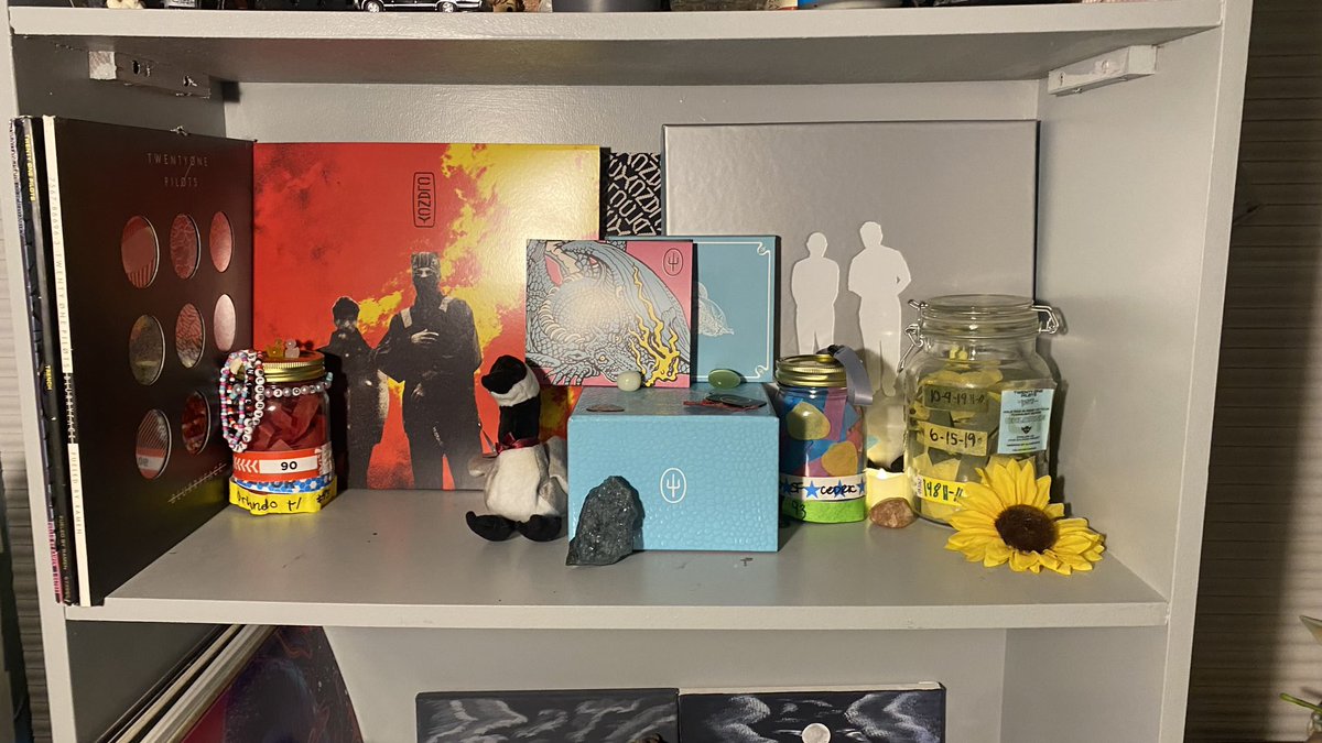 checkthewindows's tweet photo. My shelf >>> https://t.co/IjJDglUVjs