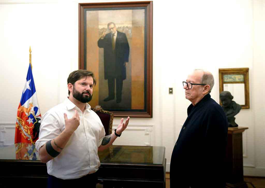 El Presidente de Chile, Gabriel Boric, recibe a Silvio Rodríguez en La Moneda.
#LaHabanaViveEnMí 
#LaHabanaDeTodos