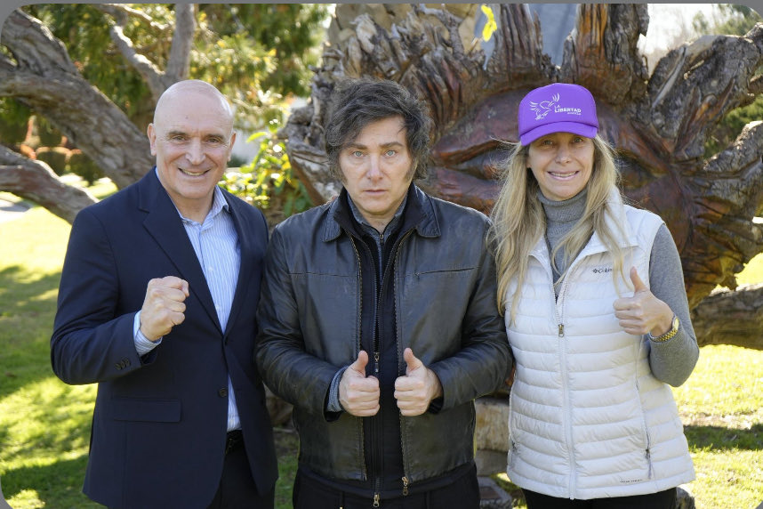 El narco, el estafador (libra) y la alta coimera 3%.
Que porquería de gente esta y los lumpen impresentables y berretas que los acompañan.