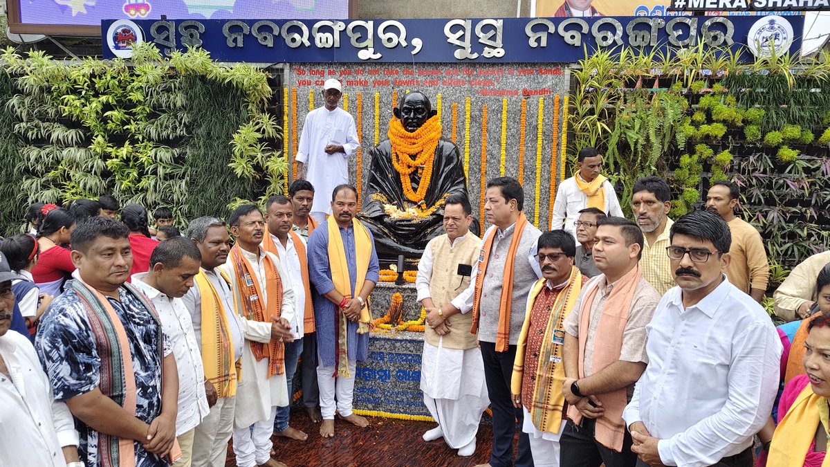 On the eve of Swachhata Hi Seva-2025 a Statue of  the "MAHATMA GANDHI Ji" at Gandhi Chowk, Nabarangpur Municipality was got Inaugurated today by Sj. Balabhadra Majhi Hon'ble M.P, in presence of Sj. Gouri Shankar Majhi Hon'ble M.L.A., Collector &amp; D.M. Sir, Chairperson Municipality