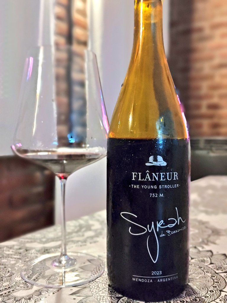 Hoy me visitó <a href="/AndrexDeLarge/">Toronja Hidraulica</a> en La Plata para probar el portafolio de vinos de <a href="/winemarchands/">@wineMarchands</a> y debo decir que uno de mis preferidos fue este Syrah de <a href="/LosFlaneurs/">Los Flaneurs</a> de Barrancas.. Jugoso, fresco y vertical.. 
Gracias por venir Becha querido!