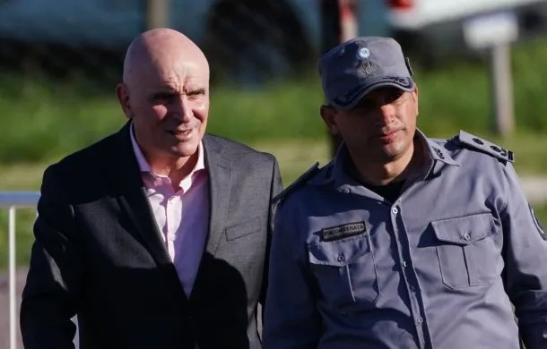 #EspertSinRespuestas

- Amigo, ¿acá en Ezeiza cómo es?
- ¿En qué sentido pregunta, don?
- La vida, el trato a los presos, sobre todo a los narcos
- Bien, depende los contactos que tengan afuera
- Gracias, me quedo más tranquilo. Nos vemos pronto amigo
- Que tenga suerte, don...