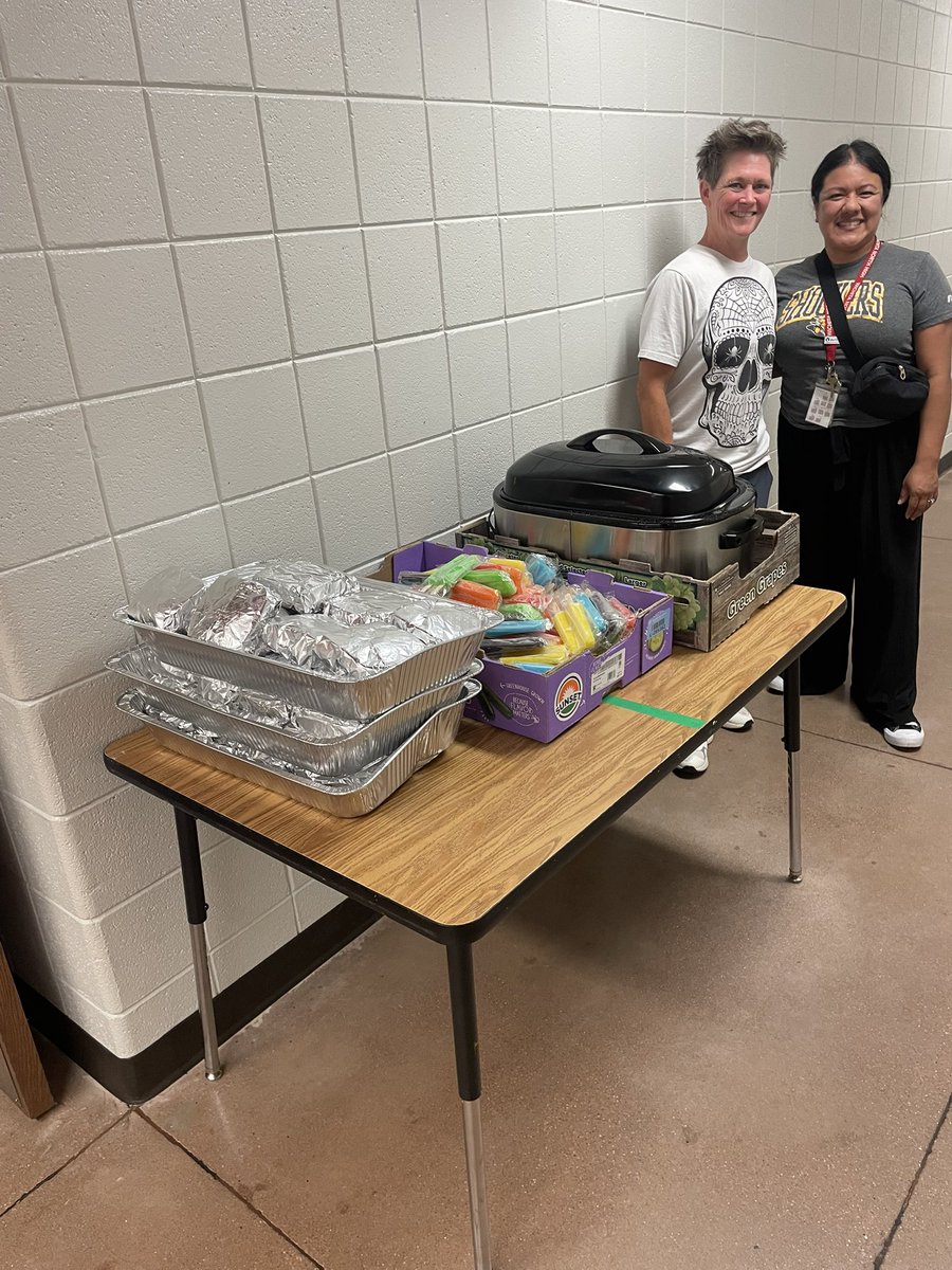 FootballWNHS's tweet image. Mid-season brag on our amazing parents. They fill the stands, have awesome swag and yard signs. They really step up by helping feed the players on Thursday nights after practice &amp;amp; Fridays before games!!! We have the best parents in the City  #HammerOn #WeAreNorth @WichitaNorth259