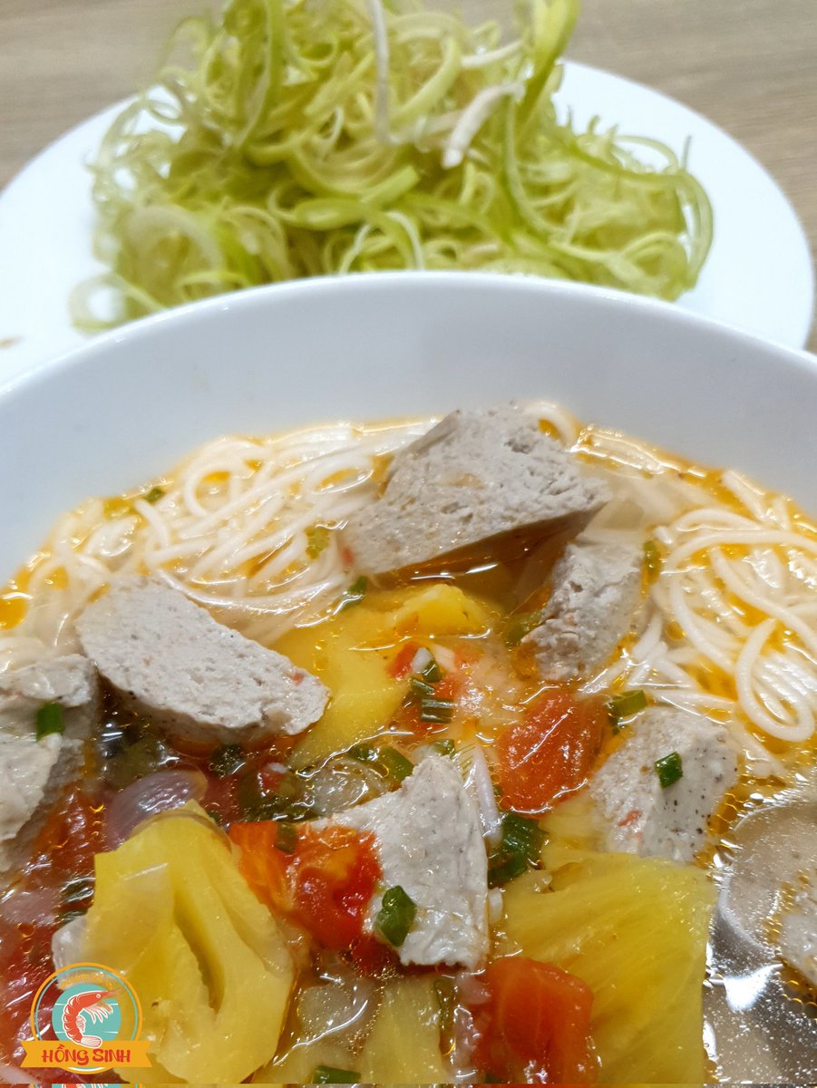 QUANHONGSINH's tweet image. 🧑‍🍳 #Breakfasttime
Ăn sáng với bún chả cá 🐟 quả là một lựa chọn tuyệt vời để bắt đầu ngày mới một cách đầy năng lượng và thơm ngon. 🌻🌷

Bún chả cá thu 🐟 mang hương vị đặc trưng của biển cả, kết hợp với vị ngọt thanh của nước dùng và vị thơm nồng