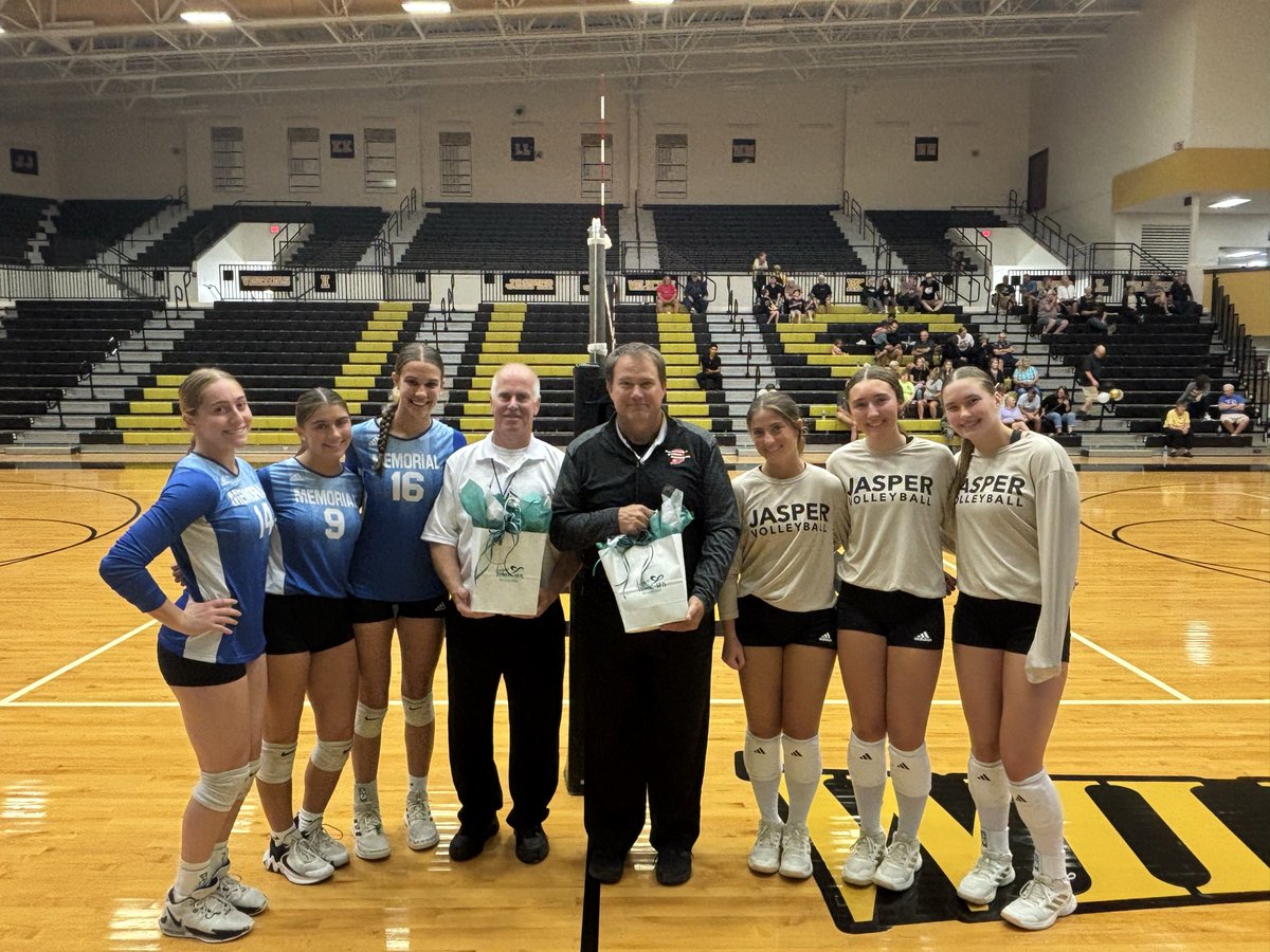 Our team captains honored our officials before tonight’s match. Thank you to all the IHSAA officials that make our season possible! #officiationweek2025 <a href="/AVCAVolleyball/">AVCA</a> <a href="/ihsvca/">IHSVCA</a>
