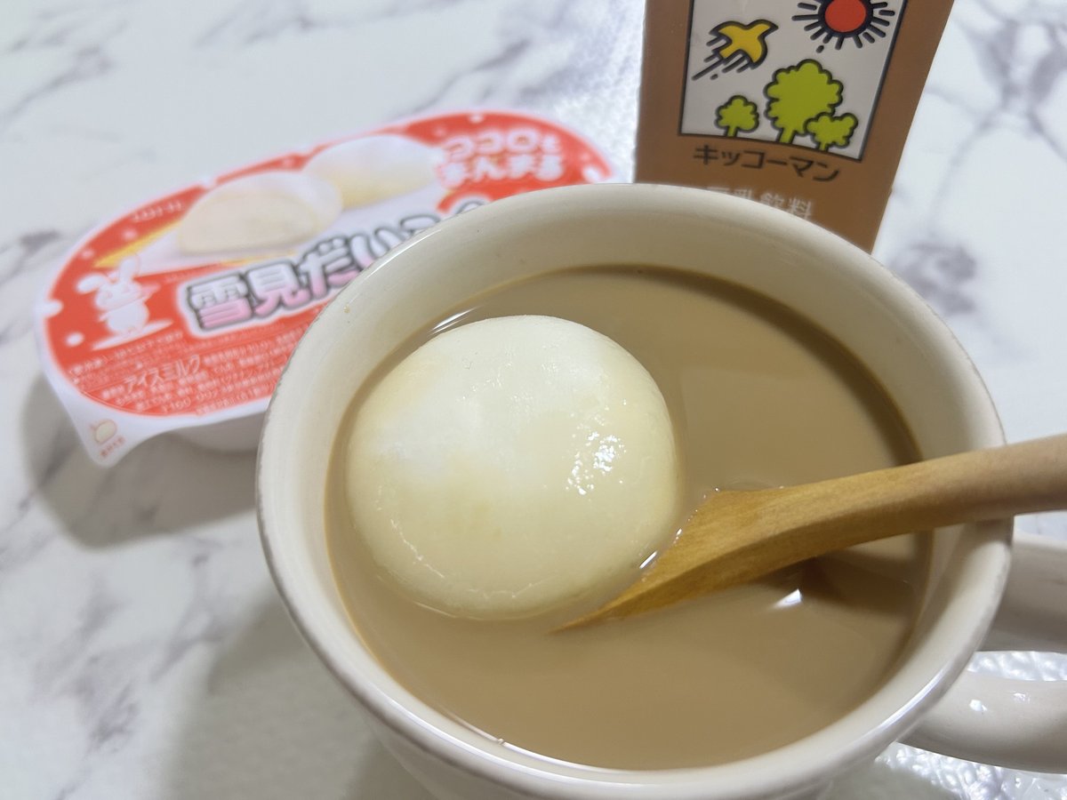 yukimi_lotte's tweet image. 雪見だいふく × 豆乳
￣￣￣￣￣￣￣￣￣￣
#10月12日は豆乳の日 ！
キッコーマン豆乳（@kikkoman_tounyu ）さんにいただいた「麦芽コーヒー」をあたためて合わせてみました🥛⚪️
やわらかいおもちの食感と、クリーミーでまろやかな美味しさが楽しめます😋

やってみたい方は『💚』をコメント💭…