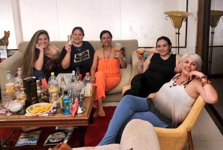 HCsincero02's tweet photo. la renga saucedo @lanegrasaucedo está celebrando su imputación con olor a blanqueo y a culo con sus correlis alérgicas al aseo diario y a la pala...🤢 @vanev87 @danna_arias_hc @repollera y @Rocio_La_Negra 😭

😭😭😭🚩🚩🚩 https://t.co/olFxGgOaYX