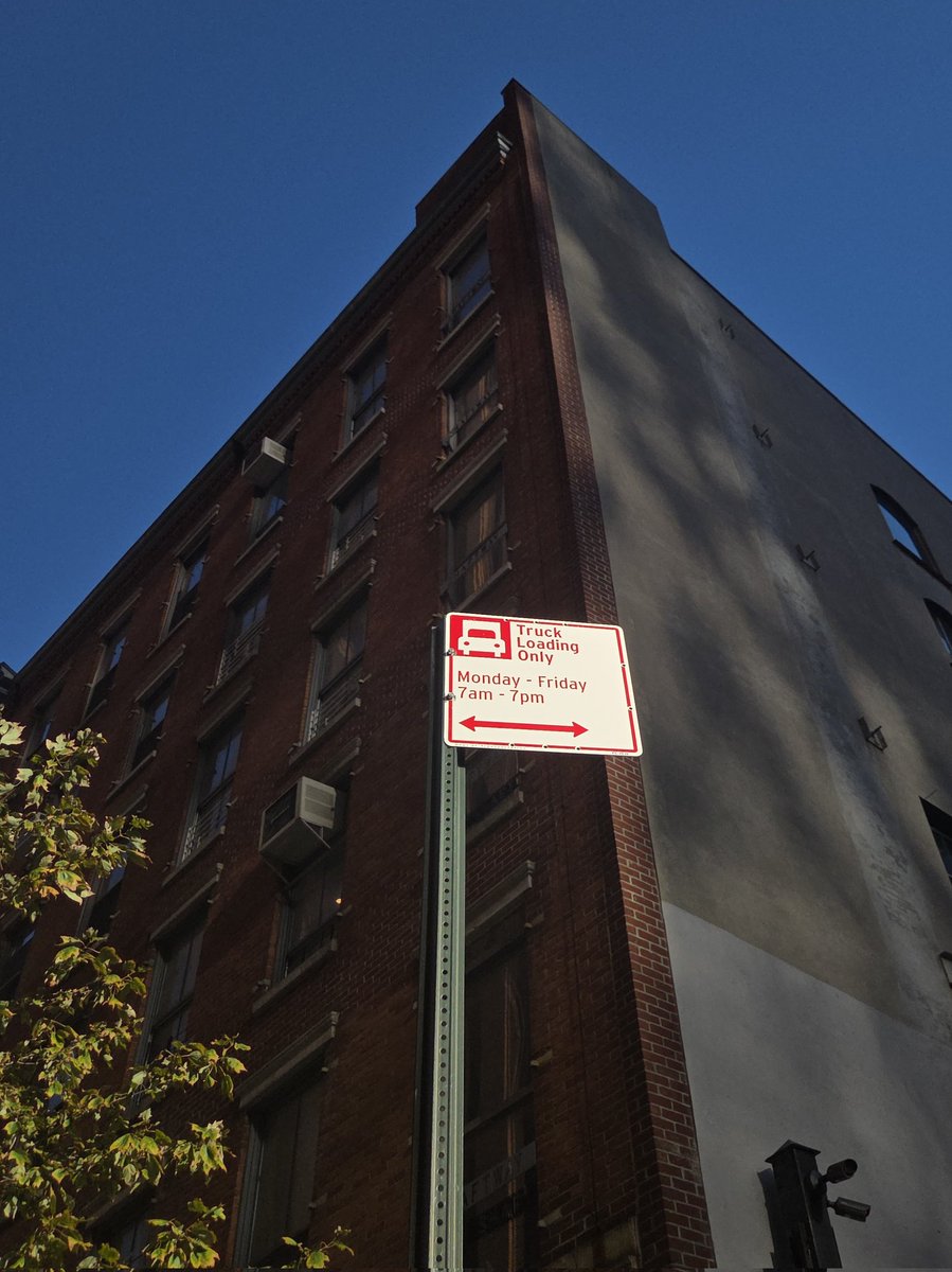 This #PlacardPerp was using an expired <a href="/NYPDnews/">NYPD NEWS</a> placard that a dirty Integrity Control Officer let them keep so that they could continue to get away with parking illegally, like they were doing here.

#PlacardCorruption
#NYPDpilfering