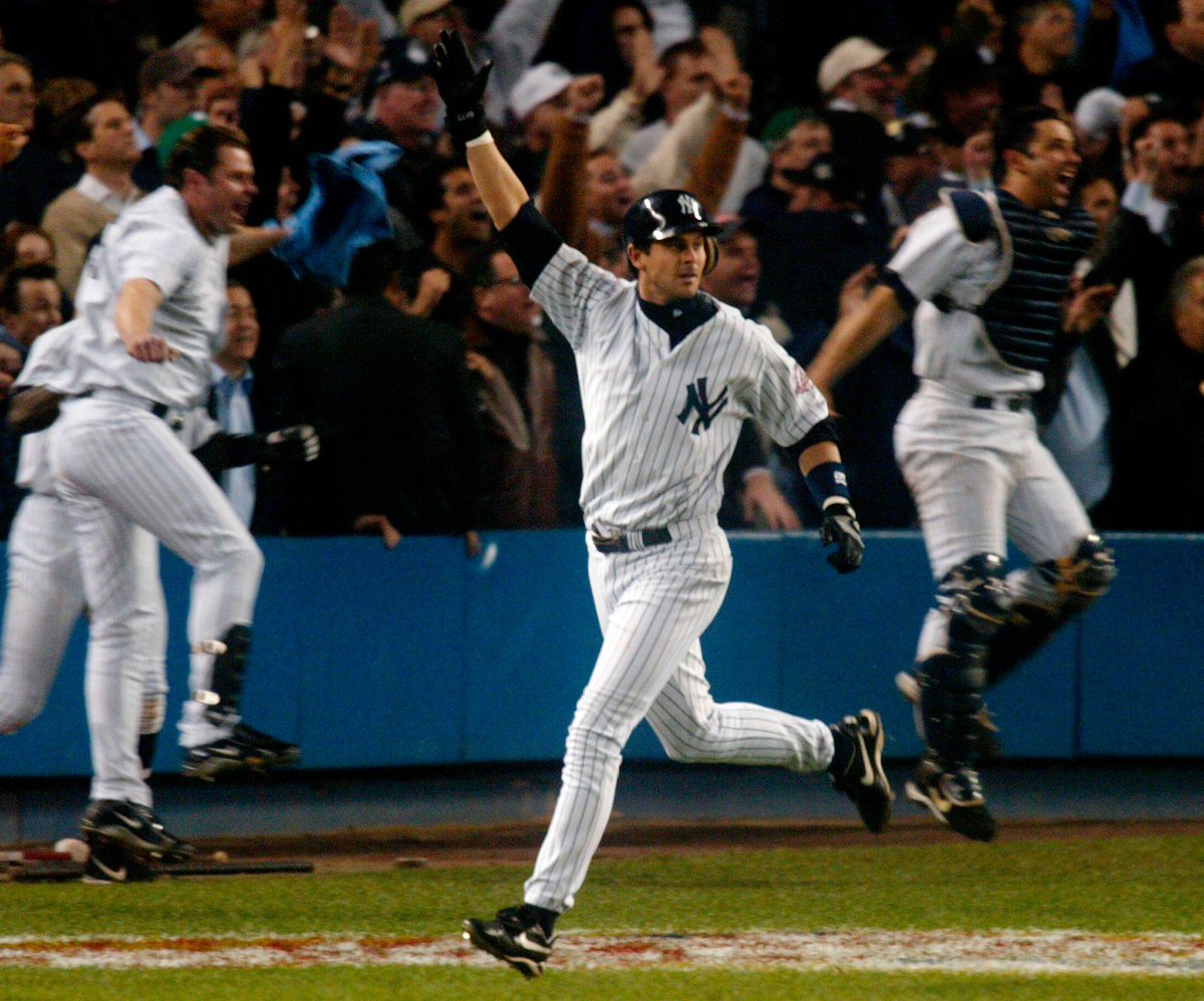 La última vez que los Yankees de Nueva York le ganaron una serie  a los Red Sox en #Playoffs, el presidente de República Dominicana era Hipólito Mejía y el actual dirigente de Nueva York dió el cuadrangular para dejar en el terreno al equipo de Boston.

Ha llovido mucho.

#MLB