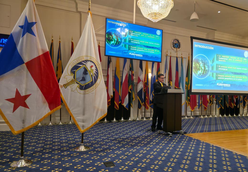 Hoy tuve el honor de compartir en Washington D.C. junto a la clase # 65 del Colegio Interamericano de Defensa. Una cátedra sobre los desafíos y éxitos de nuestra Fuerza Pública en la lucha contra el crimen organizado transnacional, ante estudiantes de 19 países y líderes