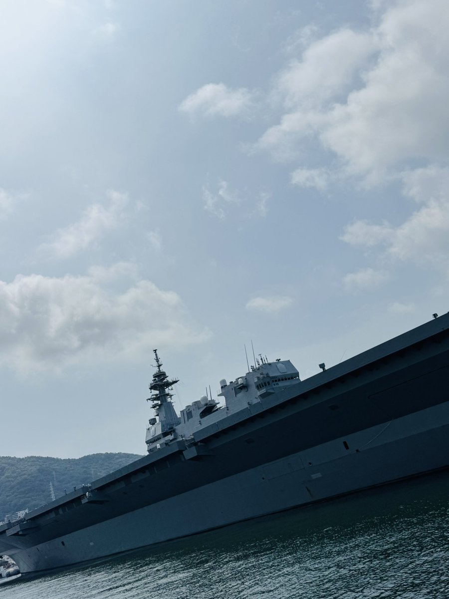 006abc1200R's tweet photo. @jmsdf_tsatg 🤠呉でかが見てきました感動しました😍すごいアイドル的大人気です✨徳島にもかが呼んでください😍初めて潜水艦も見ました💦レーダーに映らない「護衛艦によども」おりました✨かがと共に行動してるみたいです😍徳島に来てほしいです https://t.co/fmMoEL9k0x