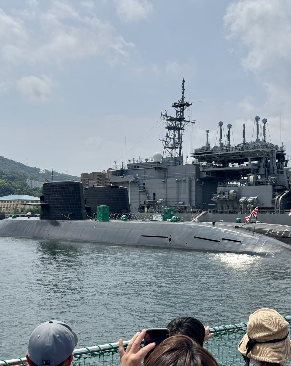 006abc1200R's tweet photo. @jmsdf_tsatg 🤠呉でかが見てきました感動しました😍すごいアイドル的大人気です✨徳島にもかが呼んでください😍初めて潜水艦も見ました💦レーダーに映らない「護衛艦によども」おりました✨かがと共に行動してるみたいです😍徳島に来てほしいです https://t.co/fmMoEL9k0x