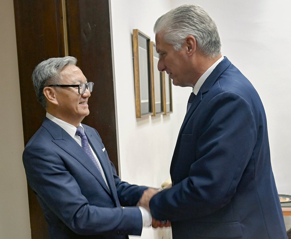 DiazCanelB's tweet photo. Envié afectuoso saludo al compañero Thongloun Sisoulith, Secretario General del PPRL y Presidente de #Laos, al recibir al canciller Thongsavanh Phomvihane.

Resaltamos alta prioridad que #Cuba concede al desarrollo de históricos vínculos bilaterales de amistad y colaboración. https://t.co/RuumtNG8mE