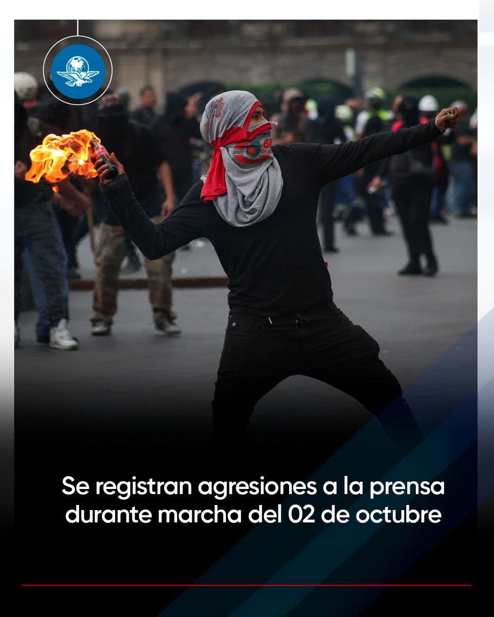🚨Este 2 de octubre, durante la marcha por los 57 años de la masacre en Tlatelolco, periodistas y fotógrafos fueron agredidos en la CDMX. La protesta, encabezada por el Comité del 68, madres buscadoras, padres de los 43 de Ayotzinapa y estudiantes, derivó en enfrentamientos entre