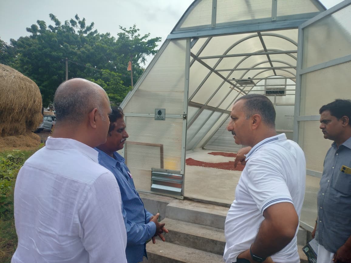 sreshtafarms's tweet image. Sri Chiranjeevi Chowdary IFS, Secretary for @apfps and Dr Deva Muni Reddy Garu, JD Horticulture visited us at Kollipara, and encouraged the team to work on capacity building. 

#sreshtafarms #farmerproducercompany #farmtokitchen #futureoffarming