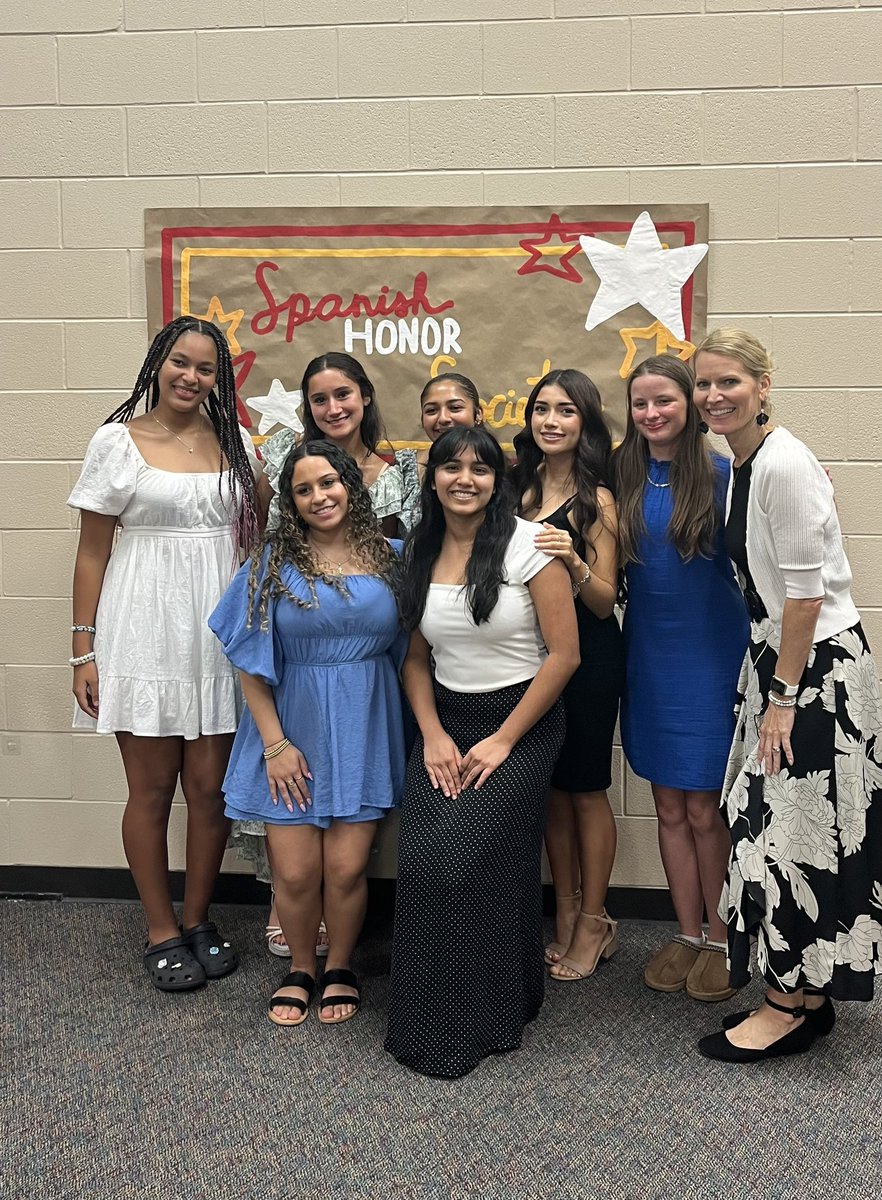 cbracksieckCHS's tweet photo. Felicidades to all the new inductees!! @GRHSSHS @@WeAreGRHS https://t.co/4NcqVtHupY