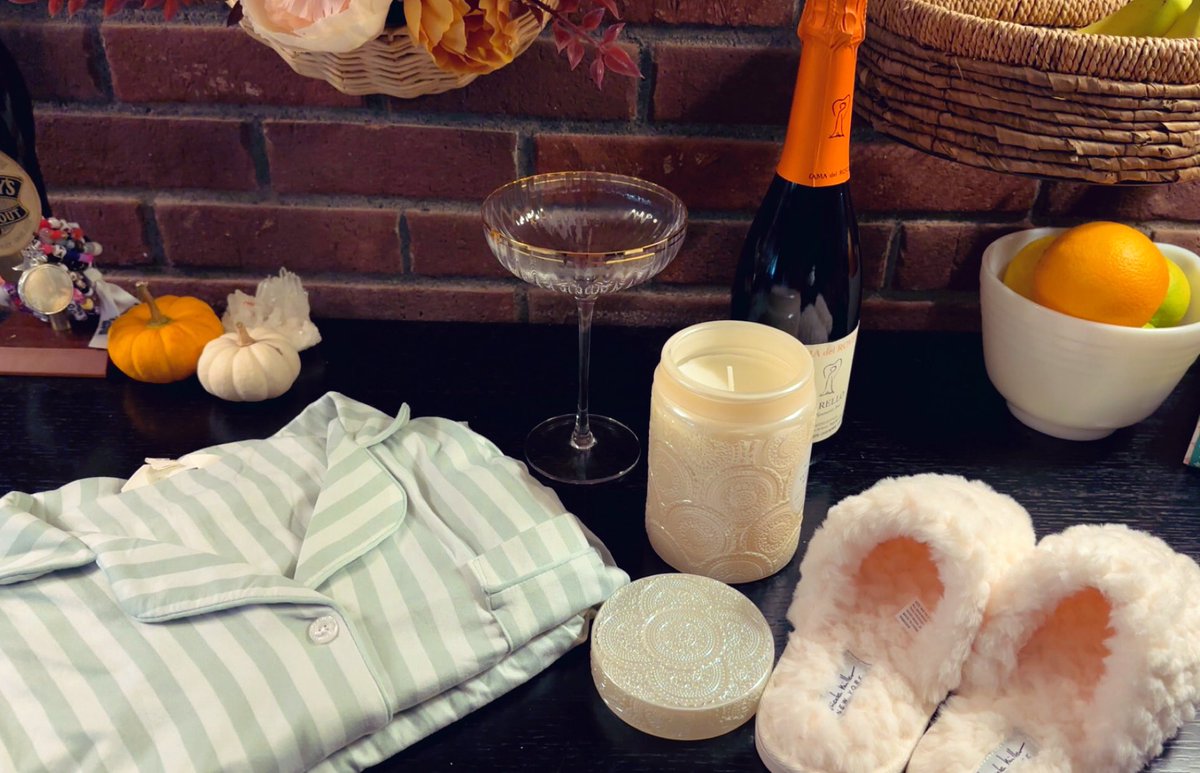 mbf0130's tweet photo. 2 hours. Vanilla noir candle. Tiny bubbles. Mint green PJ set. All set. Can’t wait. 

#TSTheOfficialReleasePartyOfAShowgirl #TStheLifeofaShowgirl https://t.co/luho131jab