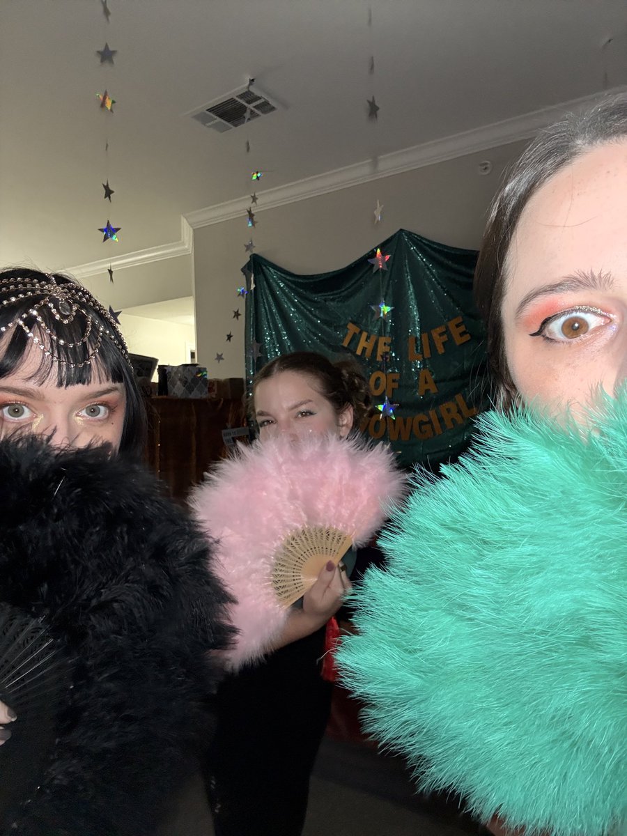 These showgirls are ready for the stage! #TSTheLifeofaShowgirl <a href="/taylornation13/">Taylor Nation</a>