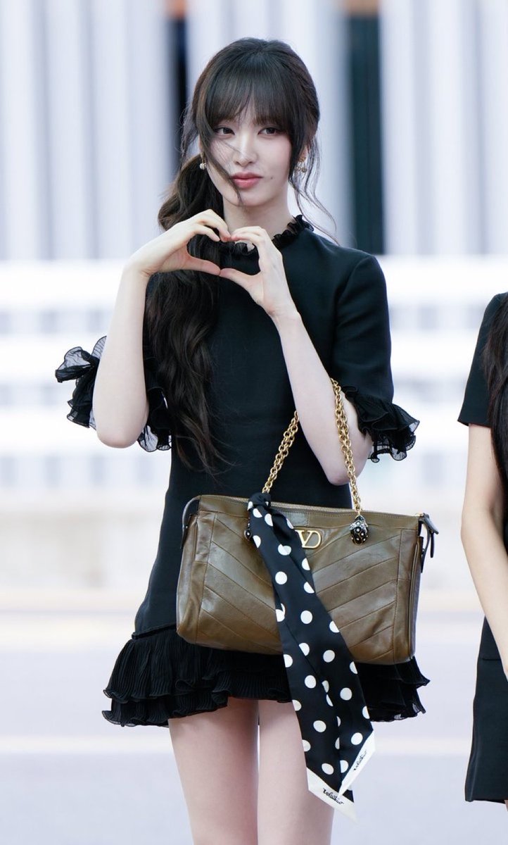 drop the tags for this doll! 🖤

LIZ to PARIS FASHION WEEK
#LIZtoPFW
#ValentinoSS26 #LIZ #PFW
<a href="/MaisonValentino/">Valentino</a> <a href="/IVEstarship/">IVE OFFICIAL</a>