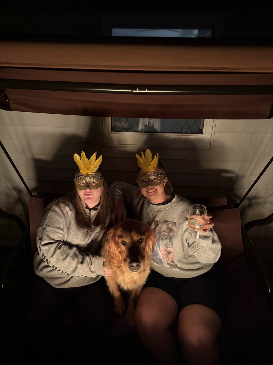 jennscoffee's tweet photo. @taylornation13 feeling like a golden showgirl retriever 💛💛💛 #TSTheLifeofaShowgirl https://t.co/6CUFIoYwD2