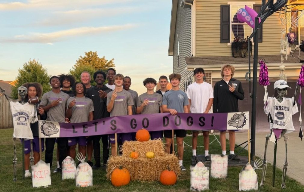 LezleyRobinson's tweet image. 💜🏈Hosted dinner for the Brownsburg receivers tonight. Don’t worry, we saved room in the graveyard for the next victim. 🏈⚰️ #BulldogDominance #LetsGoDogs