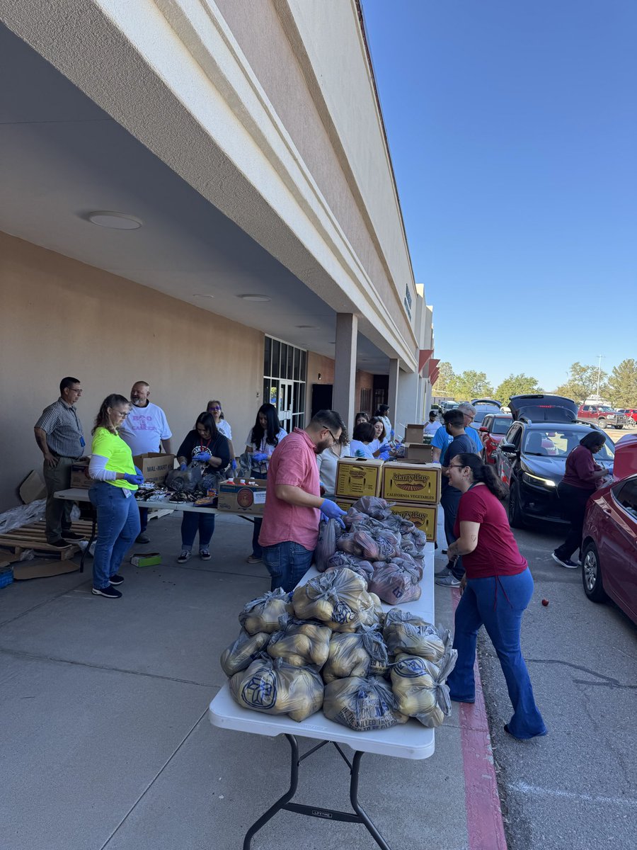 MrBenSerrano's tweet photo. Busy but rewarding Thursday morning! Started the day walking to school with our amazing Desert Hills Elementary students for International Walk to School Day, then jumped right in to help distribute food to our families at central office. https://t.co/FnvOQyNg41