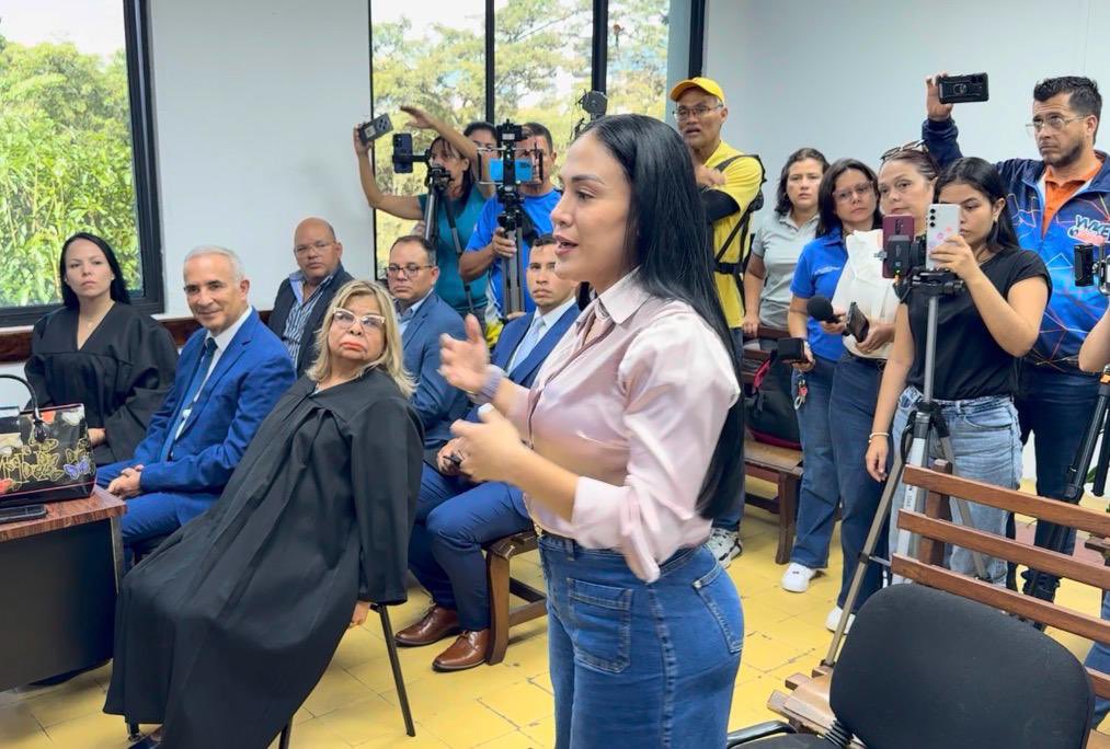 laidygomezf's tweet photo. #02oct Hoy se dictó Sobreseimiento de la causa  2022-5645 de la sala 2 penal del Táchira. Cierra el juicio en acto conciliatorio, donde fui demandada por difamación e injuria al actual gobernador del Táchira.

Seguimos al juicio civil…

La valentía no es fuerza, es capacidad https://t.co/YaEviSO7fF