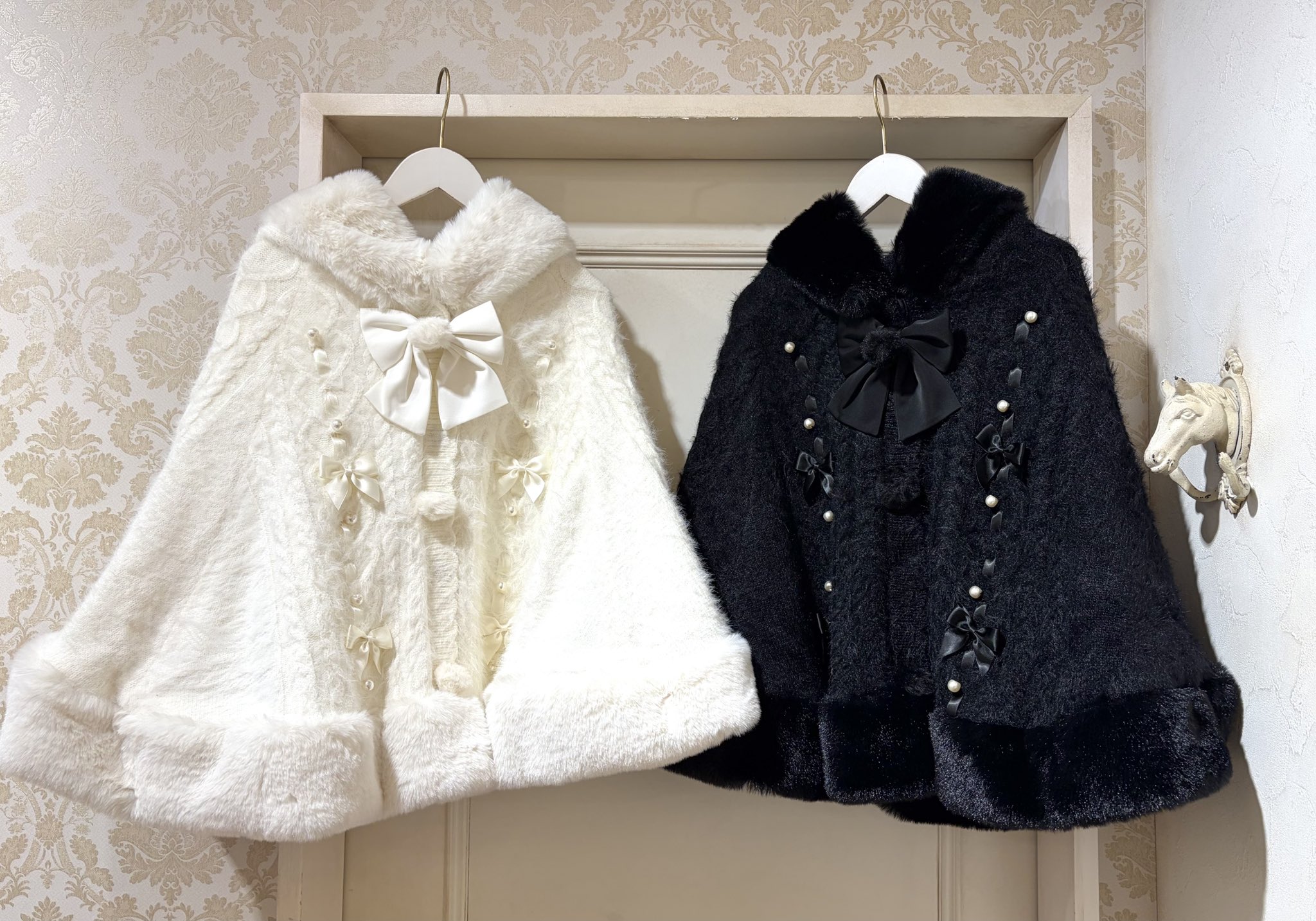 Amavel  ハートケーブルニットファーポンチョ ハートケーブル編みニットポンチョ （9351884046567）– Amavel