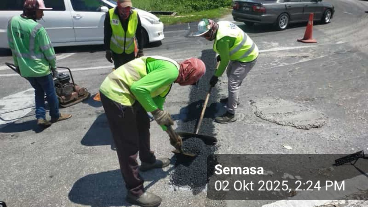 THBM_HQ's tweet photo. 01102025 - in Kangar

FT 186 J. Padang Behor - Guar Syed Alwi - Lintasan Kangar
sek 4.96

Team MyJalan A-Team RO1 #THBMPerlis #Kangar laksana pembaikan kekal ini di sini

kerosakan sebelumnya diperbaiki

#THBMHQ https://t.co/GwrvyFg2vn