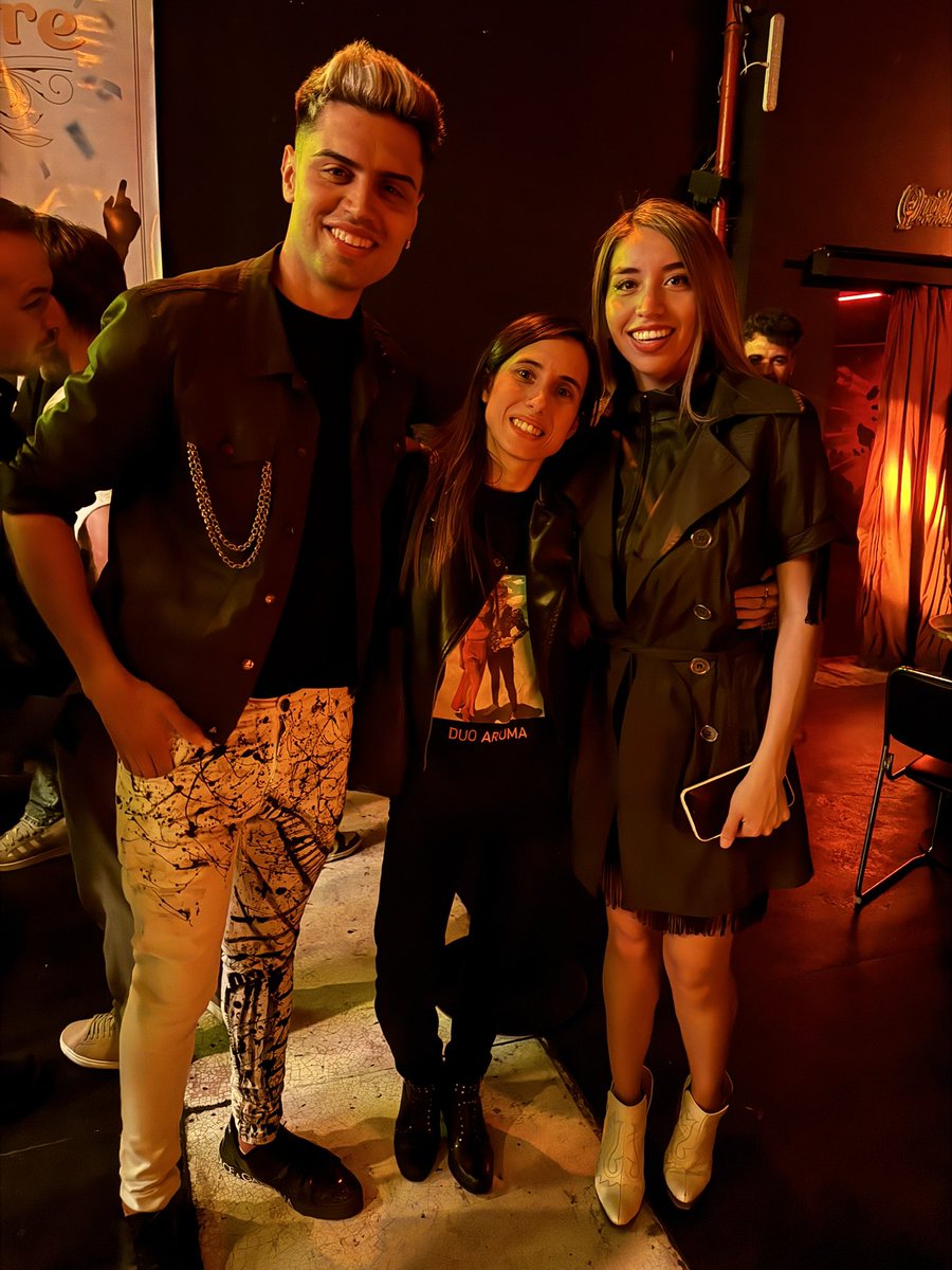 FernandezMeeluu's tweet photo. Que orgullosa estoy de cómo la rompen mis amigos @DUOARUMA en todos los escenarios 😍🩵🩷🎸🎻🎤🎤 yo acompañándolos como amiga , prensa y la creadora del fans club de ellos 😍 soy feliz de tenerlos a mi lado 🥰 https://t.co/w0jbDXYcp3