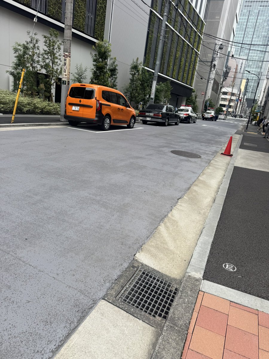 Know8s's tweet image. 新橋で強盗？お巡りさんがいっぱあ😬