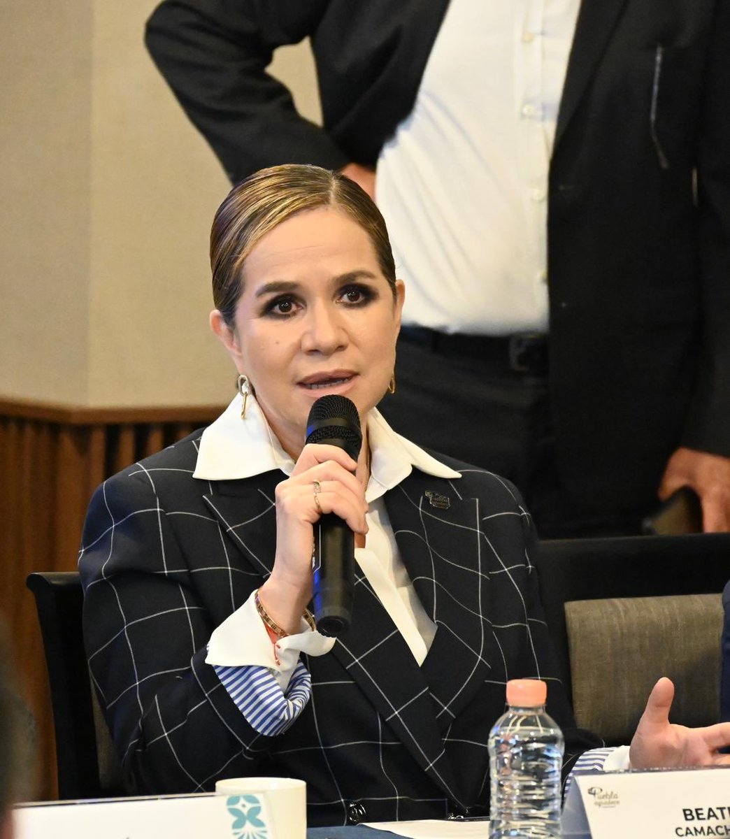 CoparmexPuebla's tweet photo. 📰 | COPARMEX Puebla alerta sobre la Ley de Amparo.

⚖ El juicio de amparo es un pilar histórico que protege a ciudadanos y empresas frente a abusos de autoridad.

En #Coparmex alertamos que la reforma aprobada en el Senado lo debilita y limita su alcance. Además, la aplicación retroactiva de la ley transitoria pone en riesgo juicios en curso, la certeza jurídica y la inversión. 

Por ello, hacemos un llamado respetuoso a los diputados para corregir el rumbo y fortalecer este derecho fundamental.