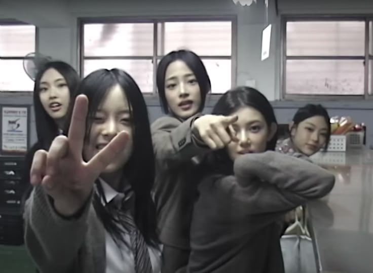 Hanni_yes_sir's tweet photo. 11:11🍀
😲 😟🫵
✌️😉 😀🐱
#minji #hanni #daniell #haerin #hyein https://t.co/fzlMQoicvw