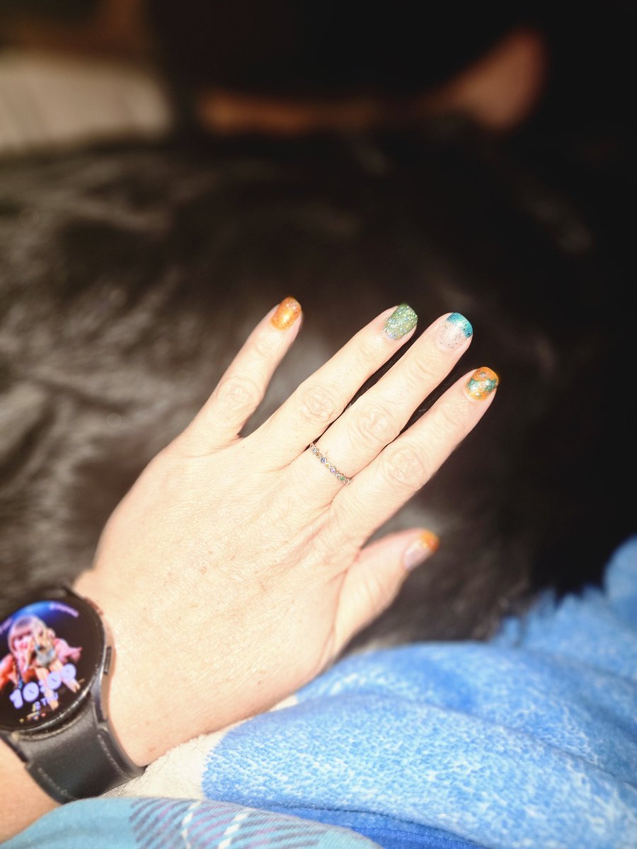 mari2314's tweet photo. Just finished my TLOAS mani and now it's just me and my Black Dog counting down 'til midnight! #TSTheLifeofaShowgirl #taylorswift @taylornation13 @taylorswift13 https://t.co/o0OYVealN5